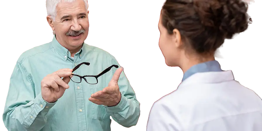 Mężczyzna trzyma okulary rozmawia z kobietą w kitlu